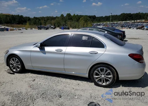 2015 Mercedes-Benz C 300 z USA, uszkodzony, nr VIN 55SWF4JB3FU092326